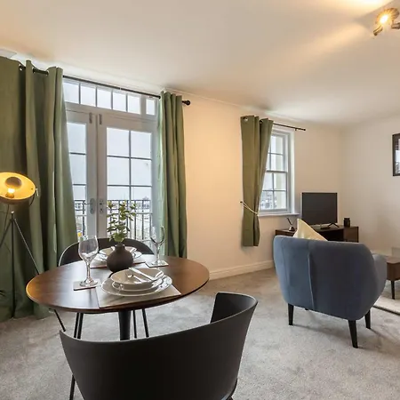Spacious 1 Bed With Sea Views Lejlighed *