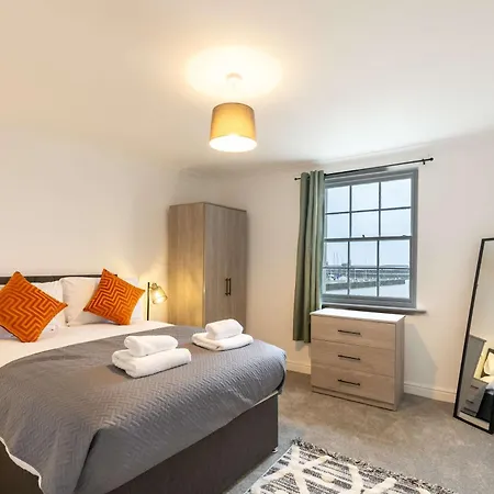Spacious 1 Bed With Sea Views *