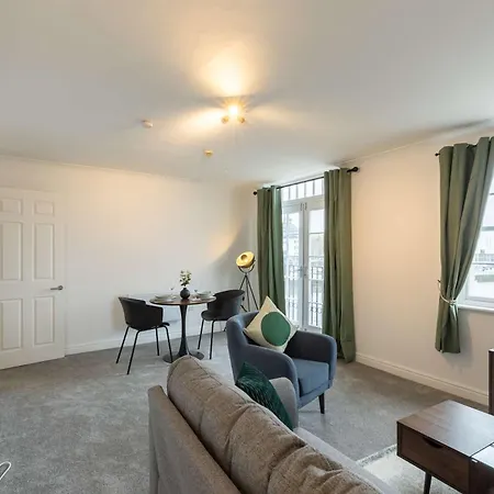 Spacious 1 Bed With Sea Views