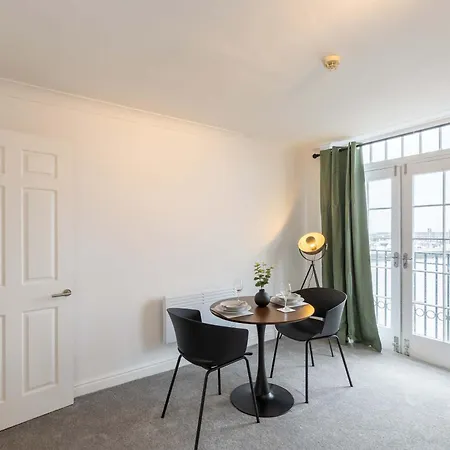 Spacious 1 Bed With Sea Views Lejlighed