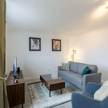 Spacious 1 Bed With Sea Views Lejlighed