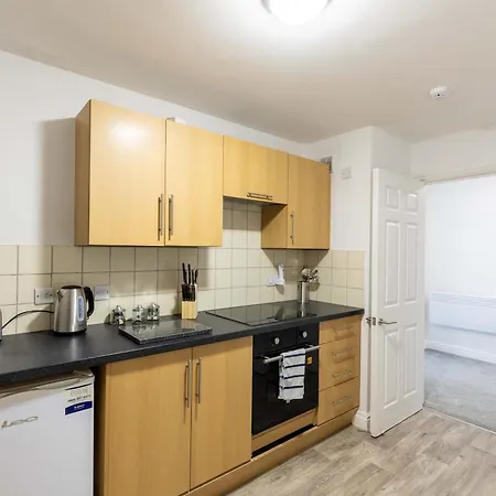 Spacious 1 Bed With Sea Views Lejlighed *